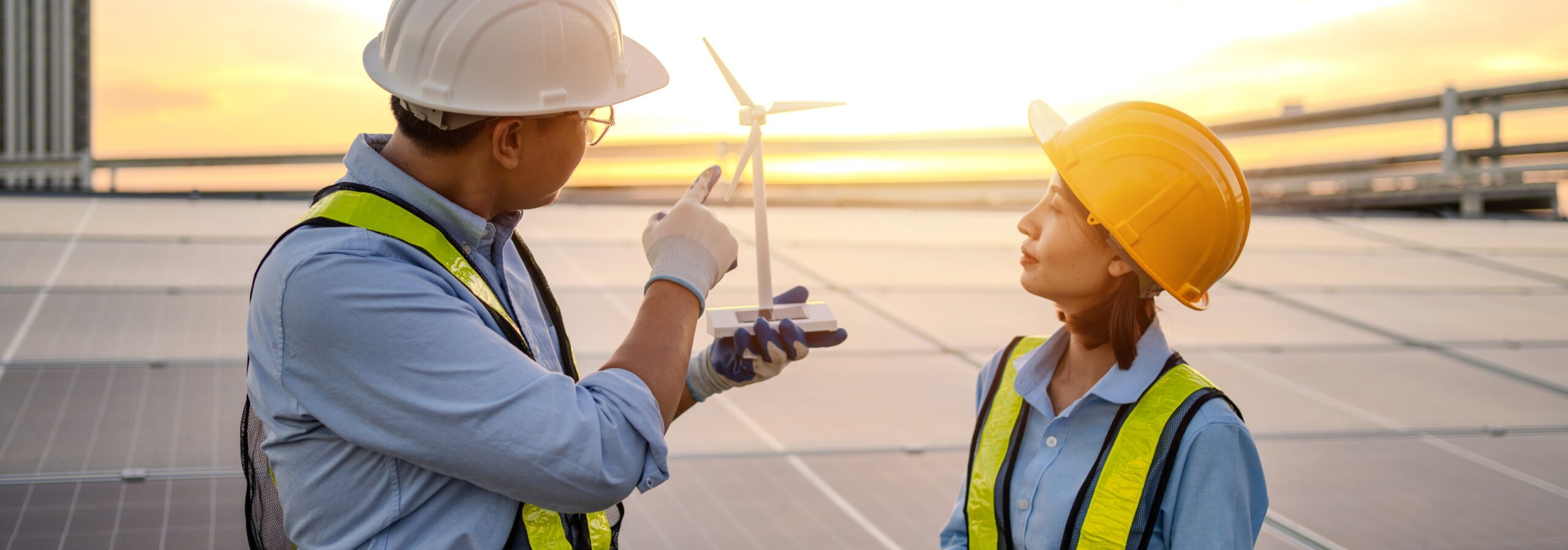 Techniker vor Windkraftanlagen